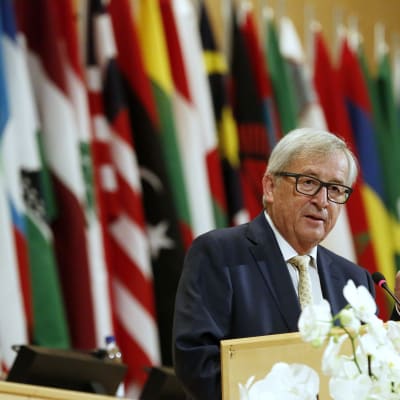 Ryssland måstye följa Minskavatlet innan de ekonomiska sanktionerna kan hävas konstaterade EU-kommissionens ordförande Jean-Claude Juncker i Sankt Petersburg