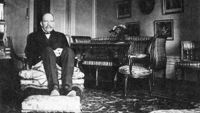 Författaren Gunnar Ekelöfs far Gerhard Ekelöf led av syfilis och satt därför på handdukar, omkring 1915. Bilden ligger till grund för Gunnar Ekelöfs novell "Ett fotografi". 