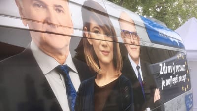 En kampanjbuss med bilder på det slovakiska partiet Frihet och Solidaritets tre främsta kandidater i EU-valet. Alojz Baránik längst bort trots att han är nummer två på listan.