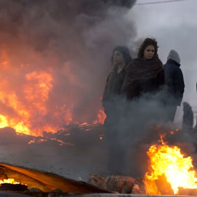 Israeliska bosättare bränner däck och blockerar vägar in i den olagliga bosättningen Amona som ska tvångsevakuerats.