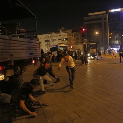 Människor tar skydd vid Taksimtorget i Istanbul.