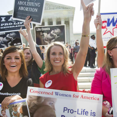 Pro-life supportrar i Washington firar beslutet att företagare inte måste erbjuda preventivmedel till anställda om det strider mot deras religiösa övertygelse.