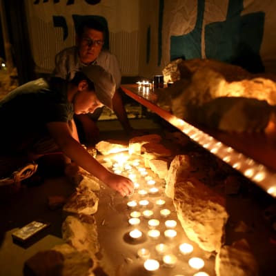 Israeler tänder ljus för de tre dödade israeliska pojkarna 30 juni 2014.