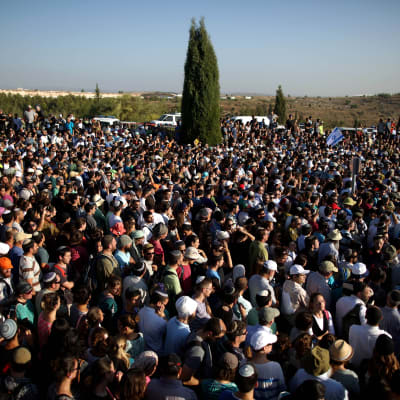Människor deltar i begravningen av tre mördade israeliska pojkar, 1.7.2014.