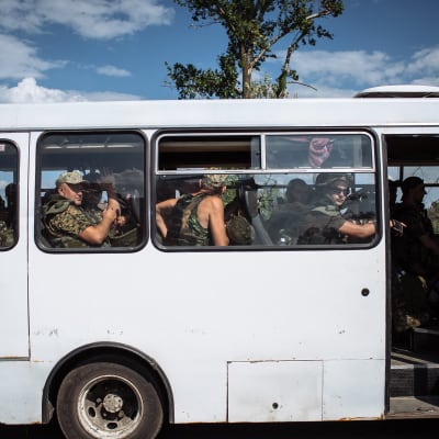 Ukrainska soldater väntar i en buss i utkanten av staden Slovjansk i östra Ukraina.