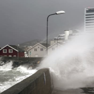 Stormen Ole drar in över Norge.