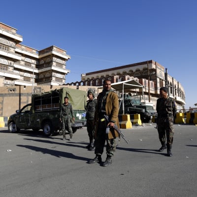 Soldater utanför USA:s abbassad i Jemen.