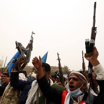 Anhängare till ex-president Ali Abdullah Saleh och lojala till Houthi-rebellerna höjer sina vapen i huvudstaden Sanaa.