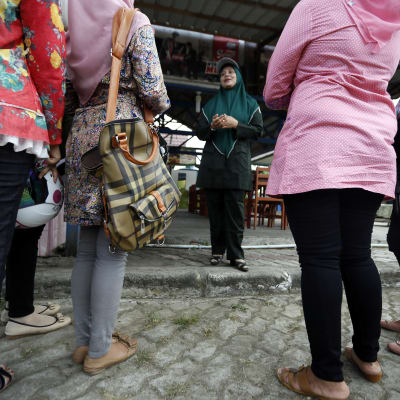 Shariapolis talar med unga flickor i Indonesien.