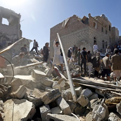 Förstörelse efter saudikoalitoinens bombningar i Jemen