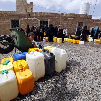 Jemeniter väntar på att få fylla vattendunkar i huvudstaden Sanaa den 9 maj 2015.