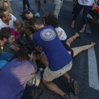 Deltagare i Gay Prideparaden i Jerusalem knivhuggna.