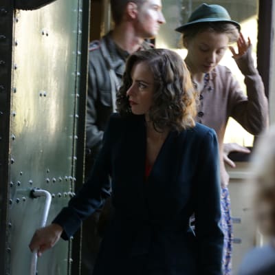 Nina Hoss stiger av tåget i rollen som Nelly.