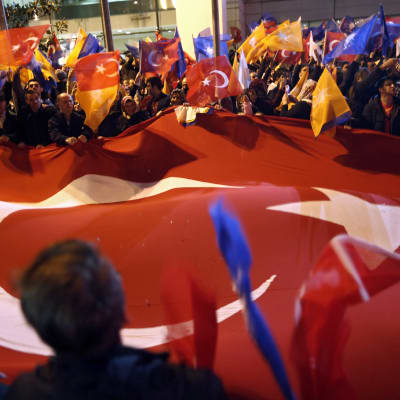 AKP-anhängare firar segern i söndagens parlamentsval.