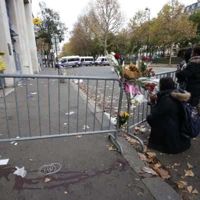 Blommor nära den attackerade konsertsalen i Paris.