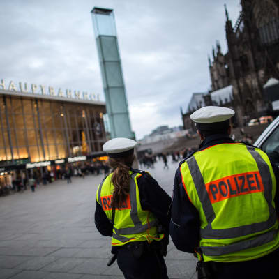 Tysk polis patrullerar vid Kölns järnvägsstation.