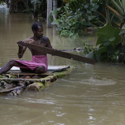 En räddningsarbetare letar efter nödställda i Malwana i Sri Lanka.