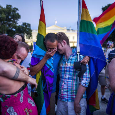 Minnesstund utanför Vita Huset i Washington för offren i masskjutningen i Orlando