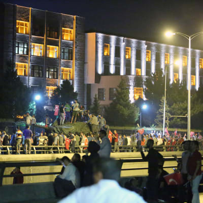 Demonstranter ockuperar en stridsvagn i Istanbul.