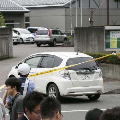 Polisens avspärrningar utanför boendet för funktionshindrade i Sagamihara