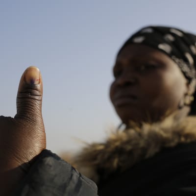 En kvinna ger tummen upp efter att ha röstat i Sydafrika.