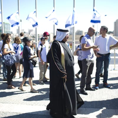 Människor köar utanför det israeliska knesset för att hedra Peres.