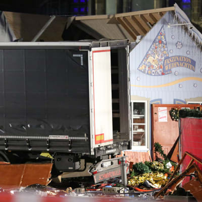 Kaos och förstörelse efter att lastbilen körde in i julmarknaden på Breitscheidplatz.