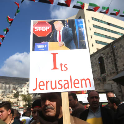 Stoppa Trump, det är Jerusalem, står det på ett plakat vid en demonstration som palestinska aktivister höll i staden Nablus på Västbankem i torsdags