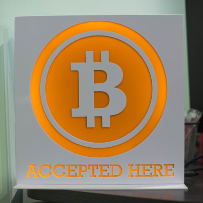Skylt där det står att bitcoin accepteras som betalningsmedel.