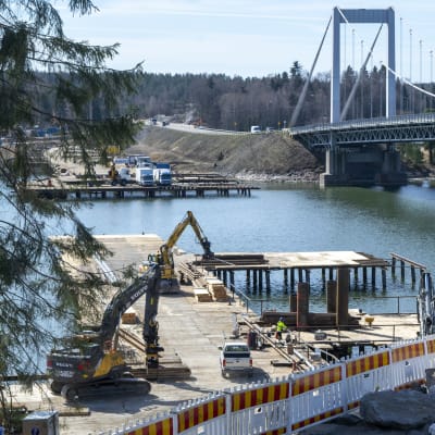 Brobygget och grävmaskiner intill Rävsundsbron.