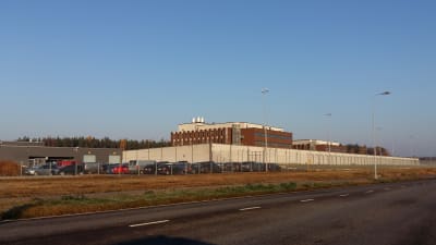 Åbo fängelse i Starrbacka är en byggnad i rödtegel, omgiven av en vit mur och taggtrådsstängsel.