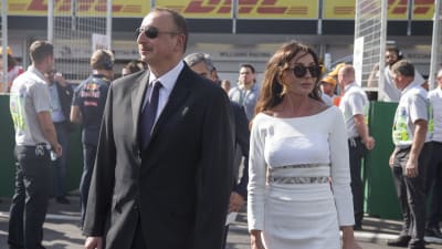 Azerbajdzjans president Ilham Alijev med sin fru Mehriban Alijeva i huvudstaden Baku i fjol