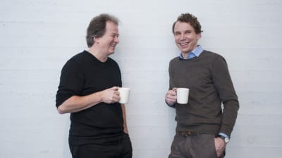 Kjell Westö och Juha Itkonen dricker kaffe.