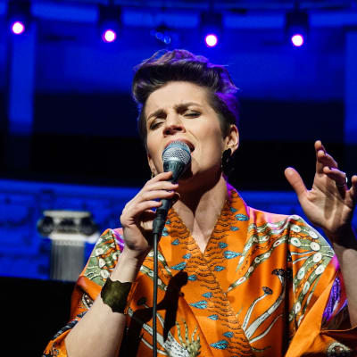 Maria Ylipää sjunger med slutna ögon i programmet Nästan unplugged.