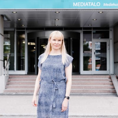 Minna Asikainen seisoo Mediatalon edessä.