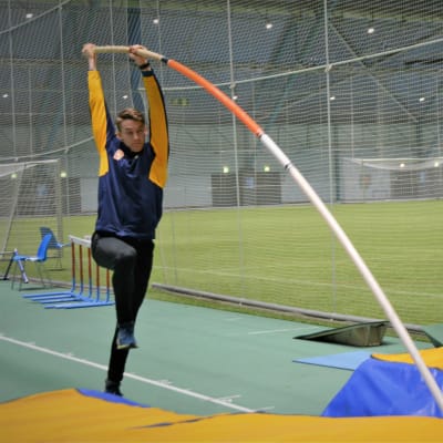 Mikko Paavola harjoittelemassa seiväshyppyä Botniahallissa