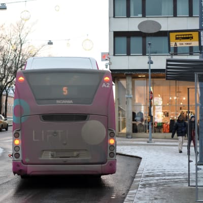 En buss lämnar busshållplatsen.