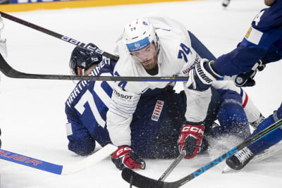 Teemu Hartikainen blir fälld av fransk spelare.