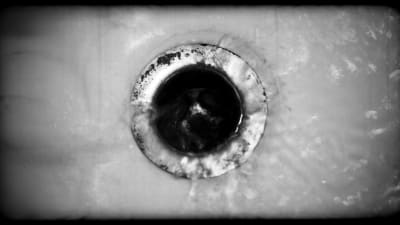 Kylpyammeen viemäriin valuu verensekaista vettä. Kuva dokumentista 78/52 - Psykon salaisuudet