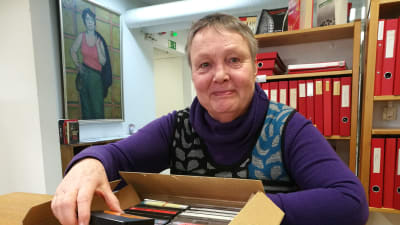 Elina Sana skrev boken "Kuolemanlaiva s/s Hohenhörn". Det gjorde hon 1979. Här på Kansan Arkisto med de c-kasetter hon bandade in. 