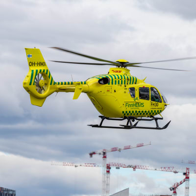 FinnHEMS pelastushelikopteri ilmassa