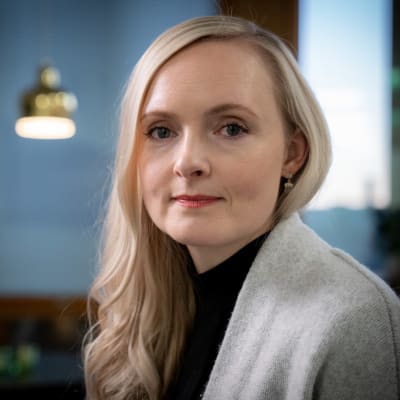 Sisäministeri Maria Ohisalo ministeriön tiloissa 