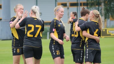 FC Honka firar mål.