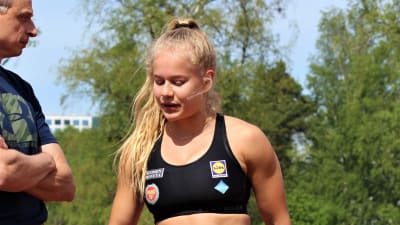 Björn "Nalle" Andersson instruerar Saga Andersson på träningar i Helsingfors i maj 2019. 
