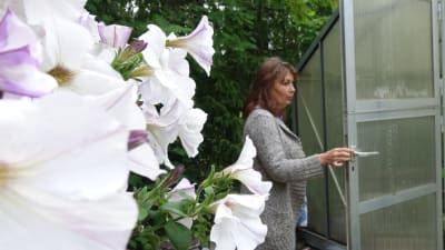 Riikka Slunga-Poutsalo vid dörren till sitt växthus.