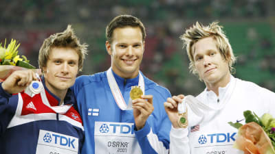 Andreas Thorkildsen, Tero Pitkämäki och Breaux Greer visar sina medaljer.