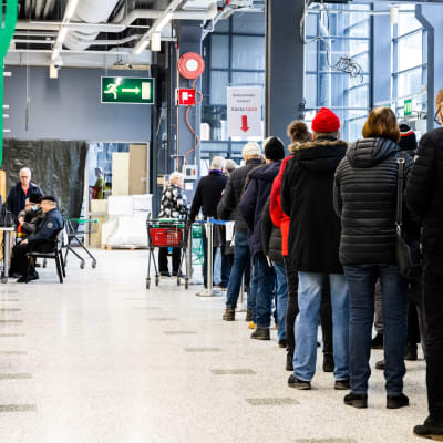 Äänestäjiä jonottamassa Espoossa Olarin Prisman ennakkoäänestyspaikassa.