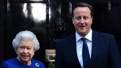Drottning Elizabeth II och David Cameron utanför Downing Street 10