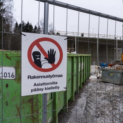Konalaan valmistuvan Helsingin pelastuslaitoksen työmaa, talon runko pystyssä, etualalla työmaan aidassa kyltti Rakennustyömaa Asiattomilta pääsy kielletty.