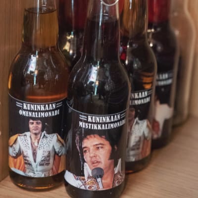 Läskedryckflaskor, på etiketterna bilder på artisten Elvis Presley.